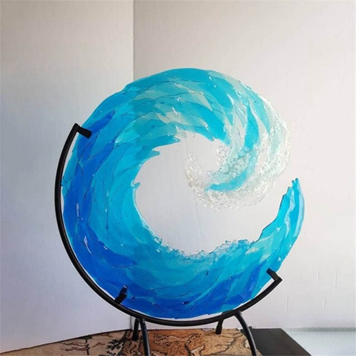 Blaue Glaswelle Skulptur auf schwarzem Ständer, dekorative Kunst, modernes Design.