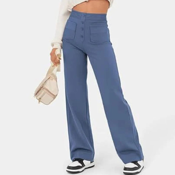 Frau in blauer Schlaghose, weißem Oberteil, Sneakers und beiger Tasche, Mode, Streetwear.
