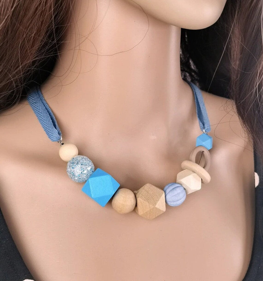 Blaue handgefertigte Halskette mit geometrischen Holzperlen, modisches Accessoire.