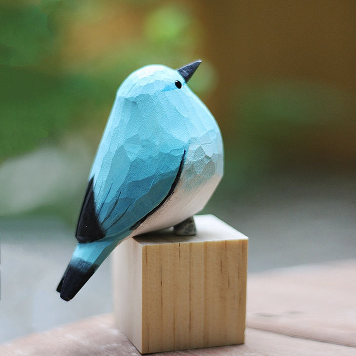 Blaue Holzvogel-Skulptur auf Holzsockel, handgeschnitzt, dekorative Kunstfigur.