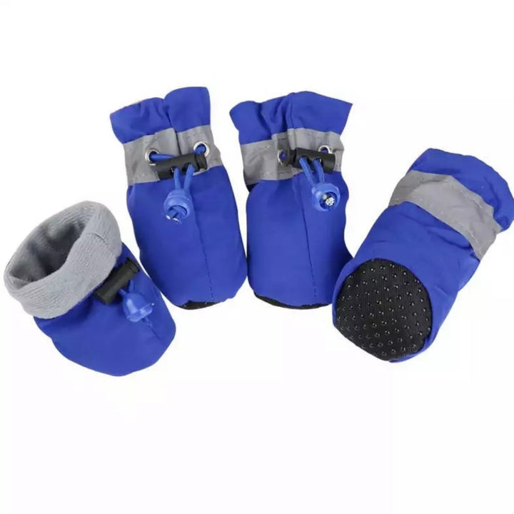 Blaue Hundeschuhe mit rutschfester Sohle und reflektierenden Streifen für Outdoor-Aktivitäten.
