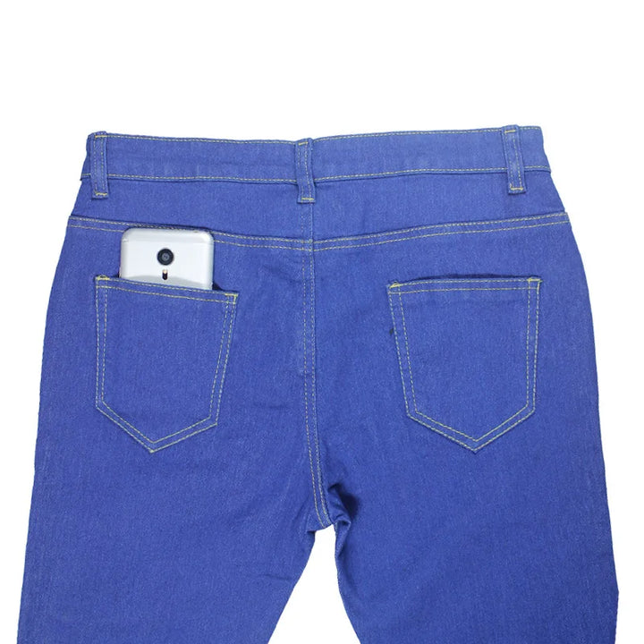 Blaue Jeans mit Smartphone in der Gesäßtasche, modische Damenbekleidung, Denim-Hose.