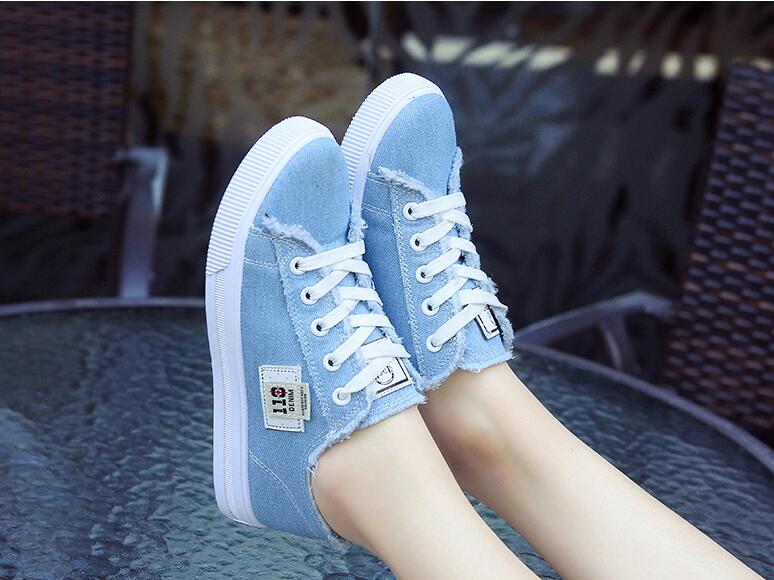 Blaue Damen-Sneaker aus Denim mit weißen Schnürsenkeln, lässige Freizeitschuhe.