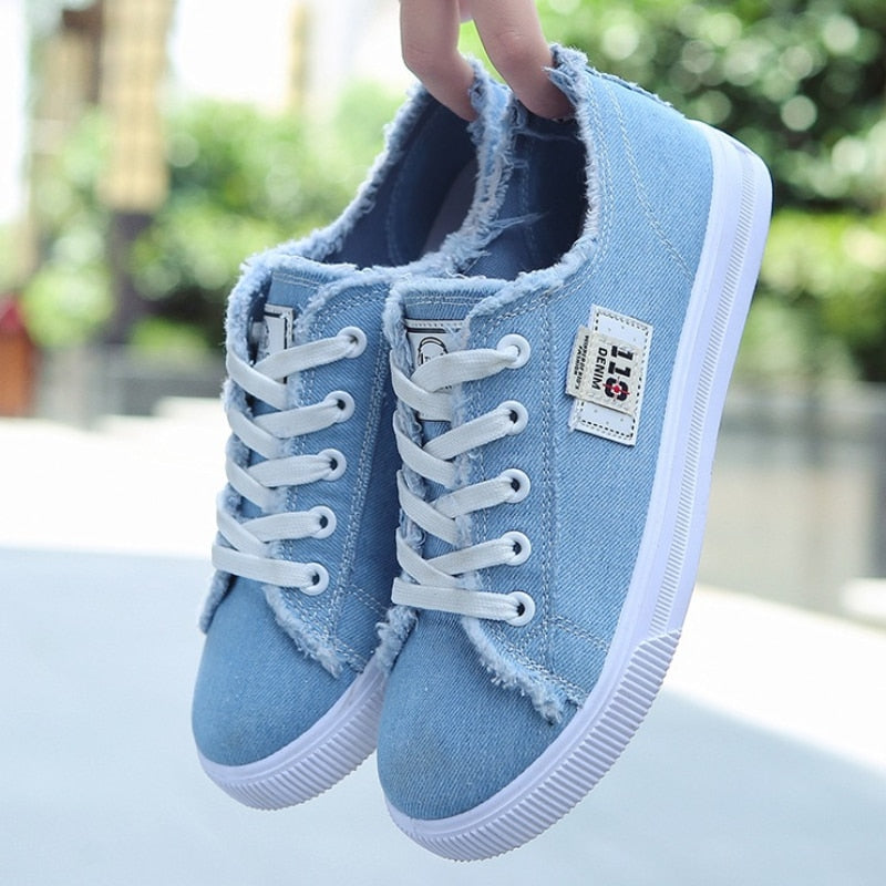 Blaue Damen-Sneaker aus Denim mit weißen Schnürsenkeln, lässige Freizeitschuhe.