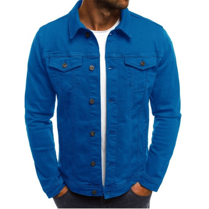 Blauer Jeansjacke Herren, Knopfleiste, Brusttaschen, Freizeitmode, Denim-Look.