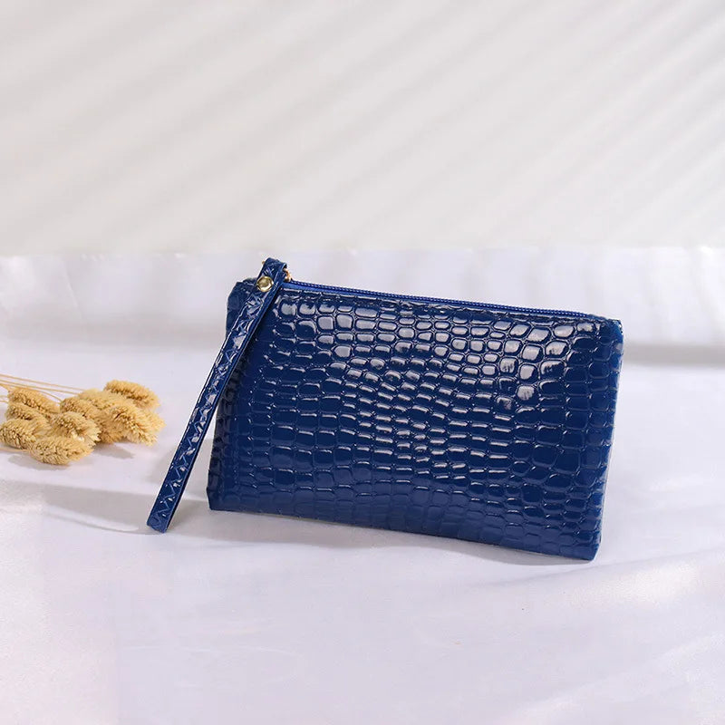 Blaue Krokodilleder-Clutch, elegant, modisch, Damenhandtasche, Accessoire, stilvoll.