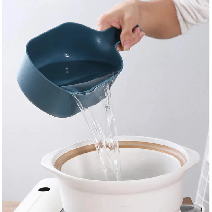 Blauer Messbecher aus Kunststoff, Wasser in weißen Topf gießend, Küchenzubehör.
