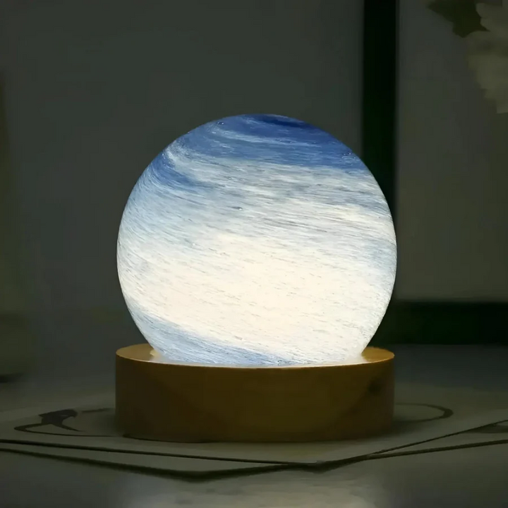 Kugellampe mit blau-weißem Marmormuster auf Holzsockel, dekorative LED-Leuchte, modern.