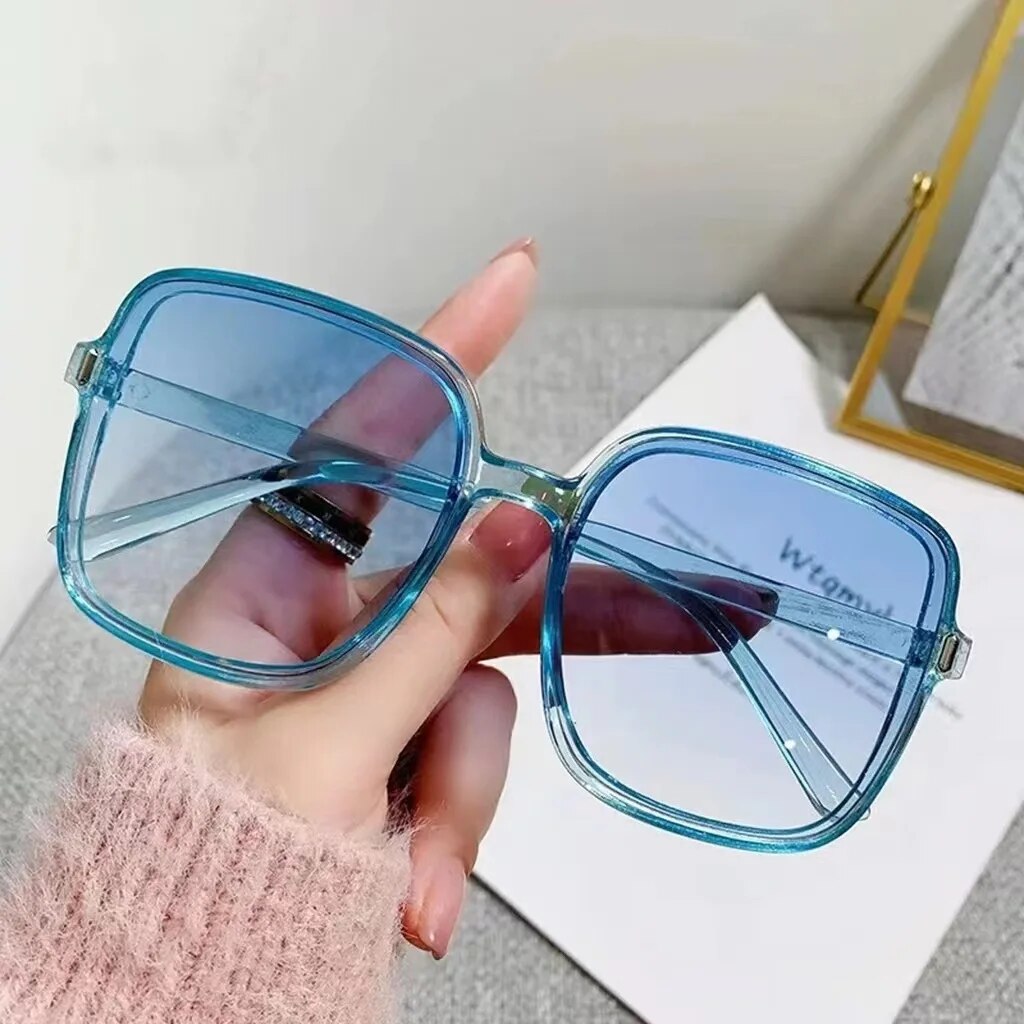 Blaue quadratische Sonnenbrille, transparent, modisch, UV-Schutz, Damen-Accessoire.