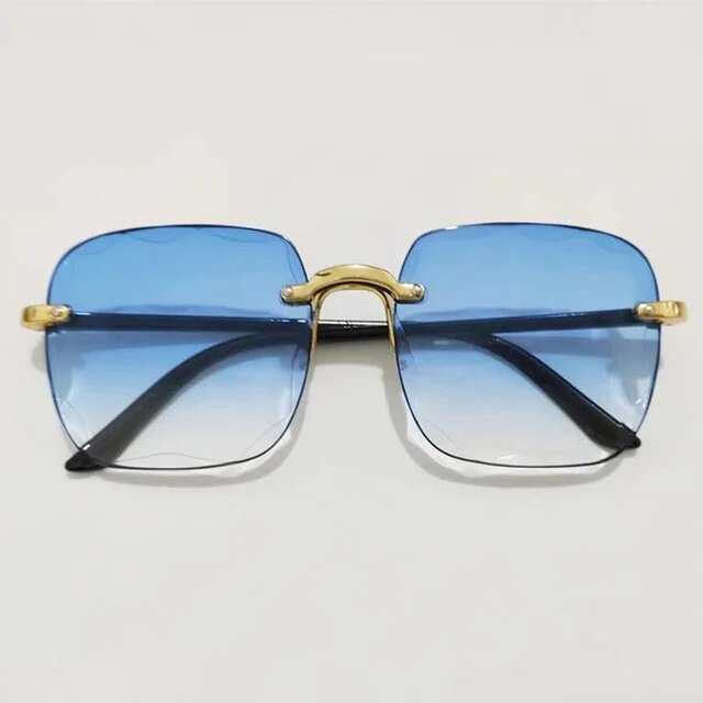 Blaue Sonnenbrille mit goldenen Details, quadratische Gläser, modisches Accessoire.
