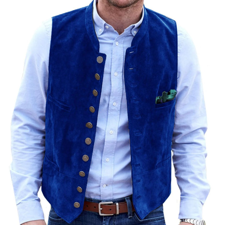 Mann in blauer Trachtenweste aus Samt, weißes Hemd, traditionelles Oktoberfest-Outfit.