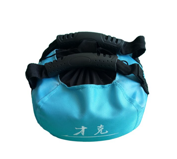 Blauer Sandsack mit schwarzen Griffen, ideal für Fitness und Krafttraining.