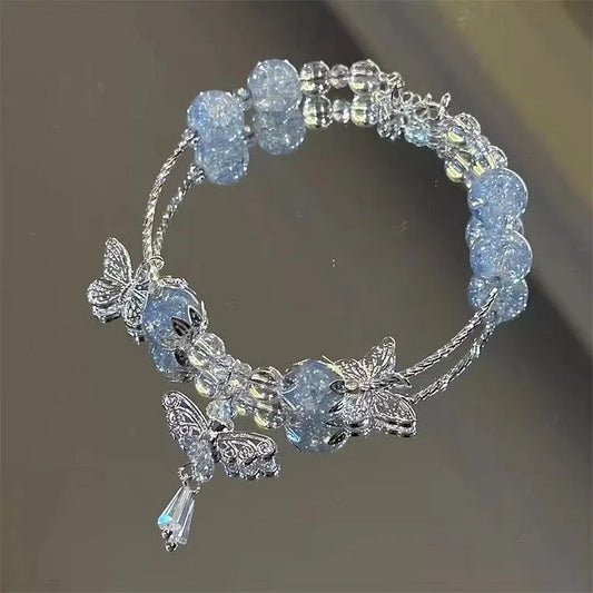 Armband mit blauen Kristallperlen und Schmetterlingsanhängern, eleganter Schmuck, Damenaccessoire.