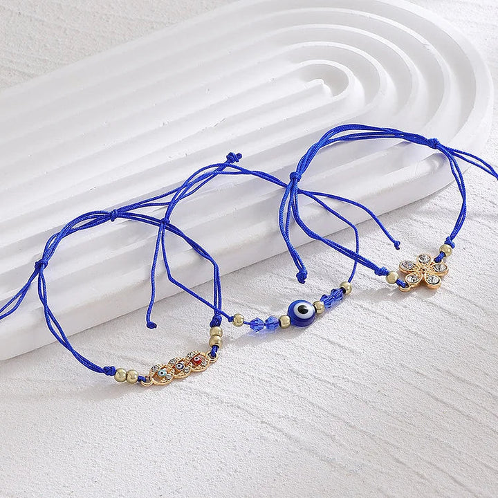 Blaue Armbänder mit Perlen und Anhängern auf weißem Hintergrund, modische Schmuckaccessoires.