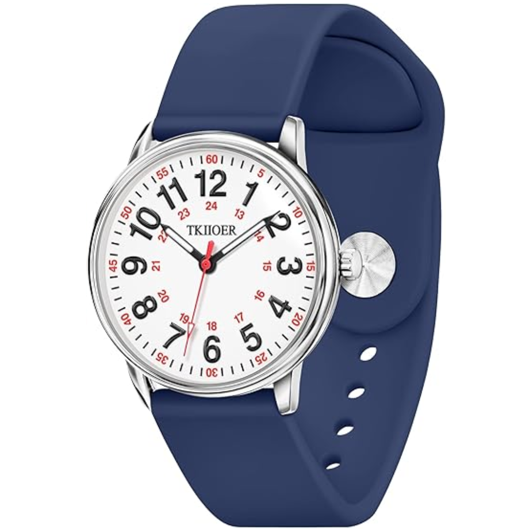 Silberne Armbanduhr mit blauem Silikonarmband, weißem Zifferblatt, roten und schwarzen Zahlen.