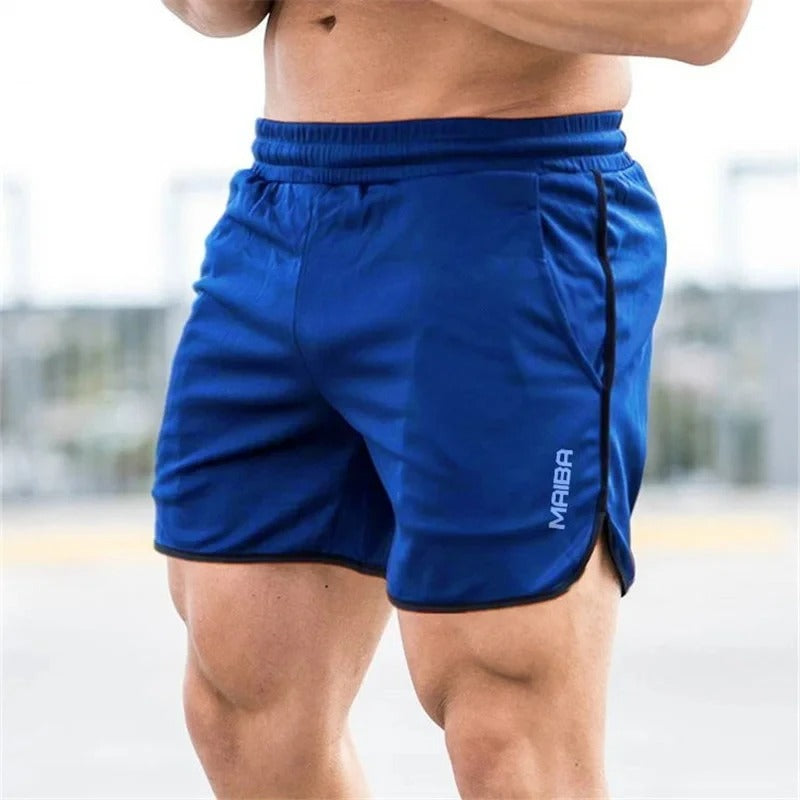 Mann in blauen Sportshorts, Fitnessbekleidung, atmungsaktiv, elastisch, ideal für Training.