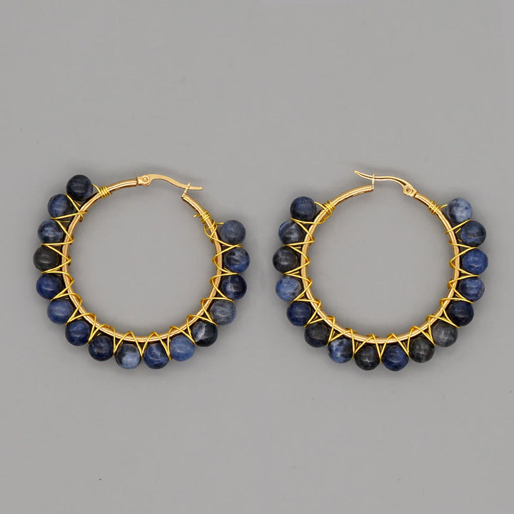 Goldene Creolen mit blauen Perlen, handgefertigter Schmuck, elegantes Design, Ohrringe Damen.