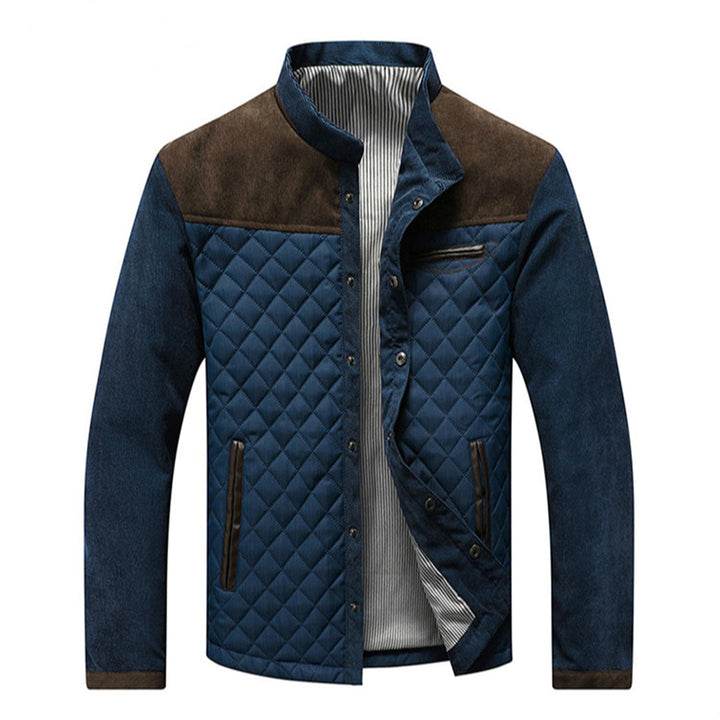 Dunkelblaue gesteppte Herrenjacke mit braunen Akzenten, Reißverschlusstaschen, Stehkragen.