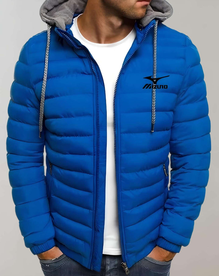Mann in blauer Mizuno-Daunenjacke mit Kapuze, Reißverschluss und Kordeln, lässige Wintermode.