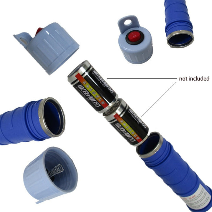 Blauer wasserdichter Batteriefachhalter aus Kunststoff für AA-Batterien, zerlegt.