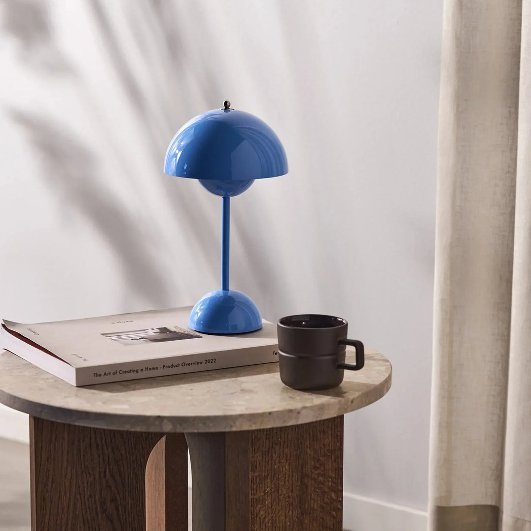 Blaue Tischlampe auf Holztisch, moderne Inneneinrichtung, skandinavisches Design.