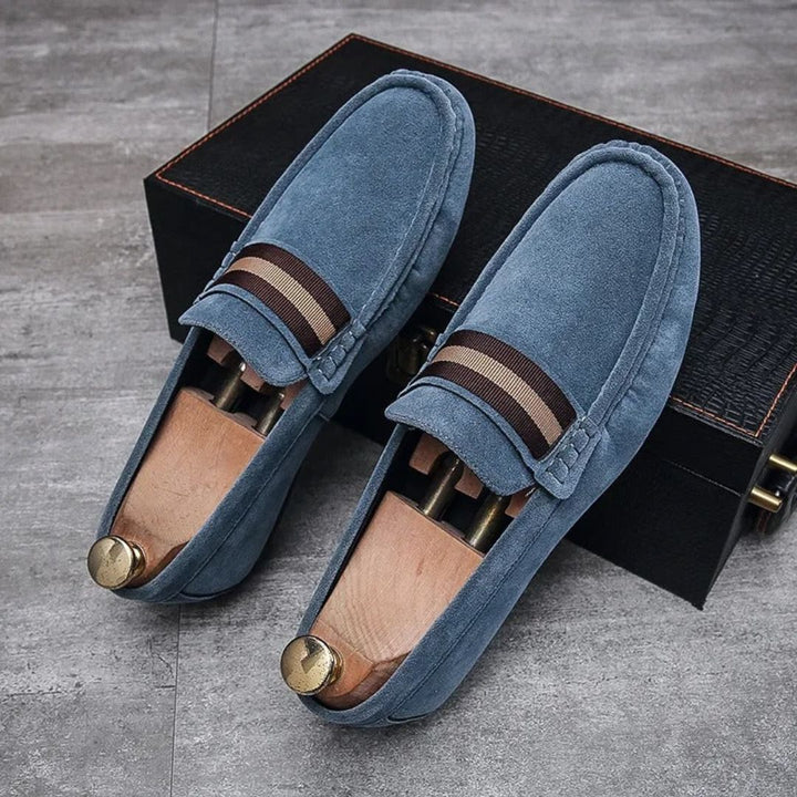 Blaue Wildleder-Loafer für Herren mit braunen Streifen, elegante Freizeitschuhe.