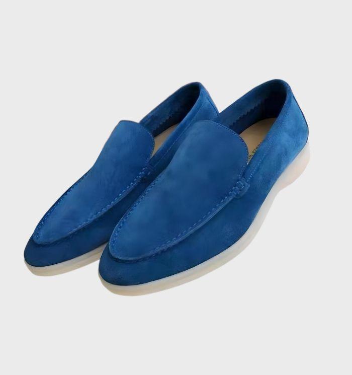 Blaue Wildleder-Slipper für Herren, elegante Freizeitschuhe mit weißer Sohle.