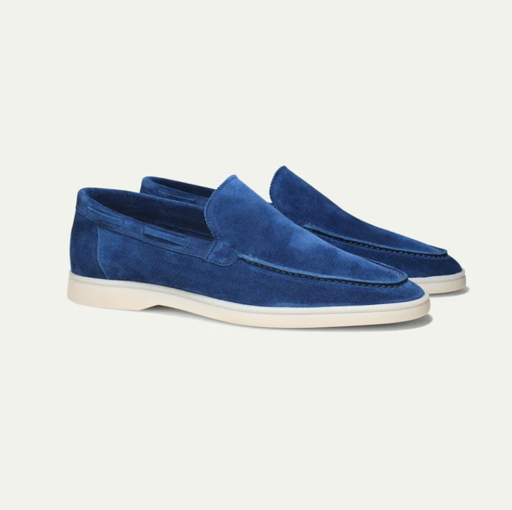 Blaue Wildleder-Loafers für Herren, stilvoll und bequem, mit weißer Sohle.