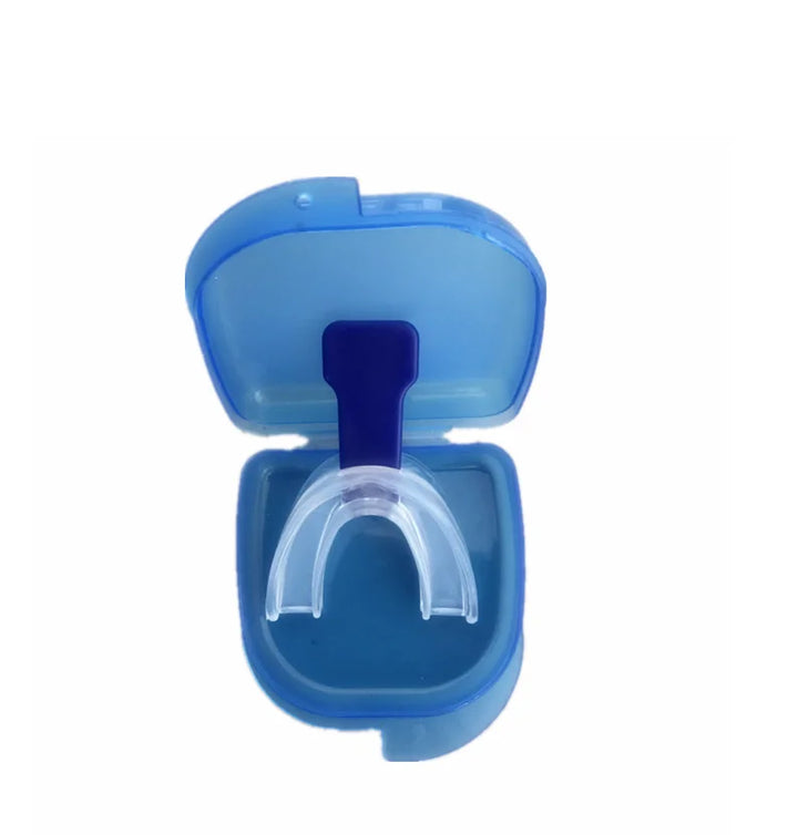 Blauer Zahnschutz mit transparenter Schiene in Kunststoffbox, ideal für Sport und Zähneknirschen.