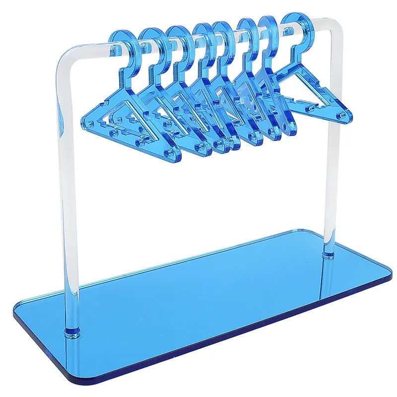 Blauer Acryl-Kleiderbügelständer mit mehreren Kleiderbügeln, modern und platzsparend.