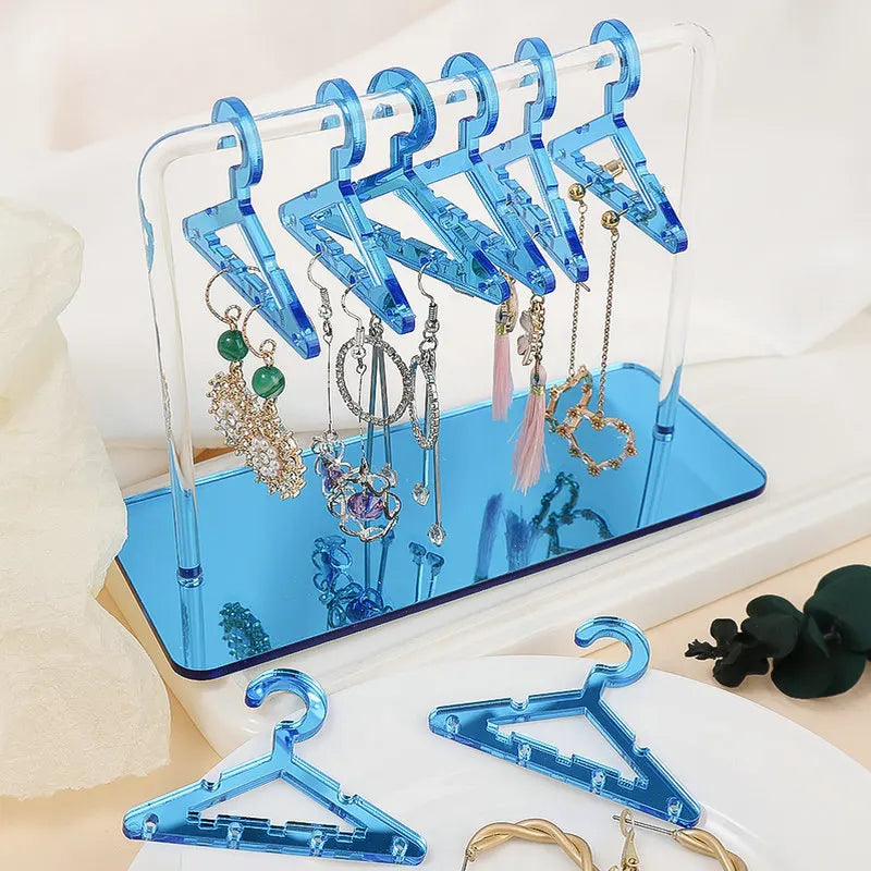 Blauer Schmuckständer aus Acryl mit Haken, ideal zur Aufbewahrung von Ohrringen und Ketten.