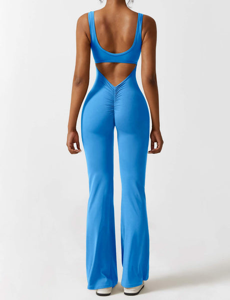 Frau in blauem, rückenfreiem Jumpsuit, figurbetont, modisch, Damenbekleidung.