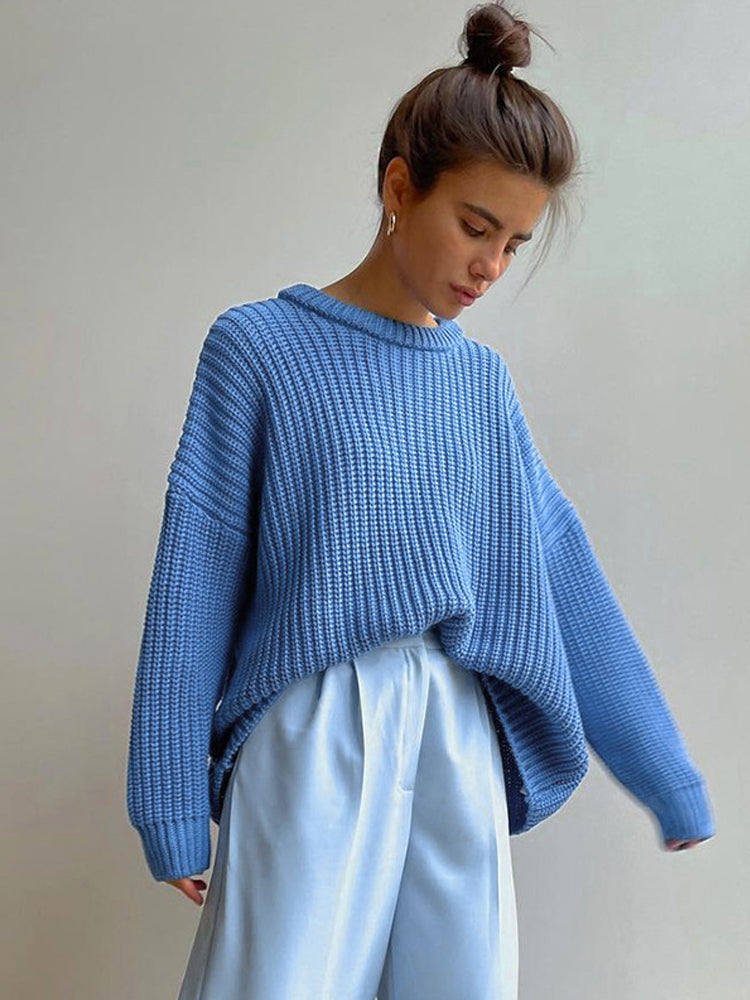 Frau in blauem Strickpullover, Crewneck, locker, modisch, lässig, Damenmode, Herbstkleidung.
