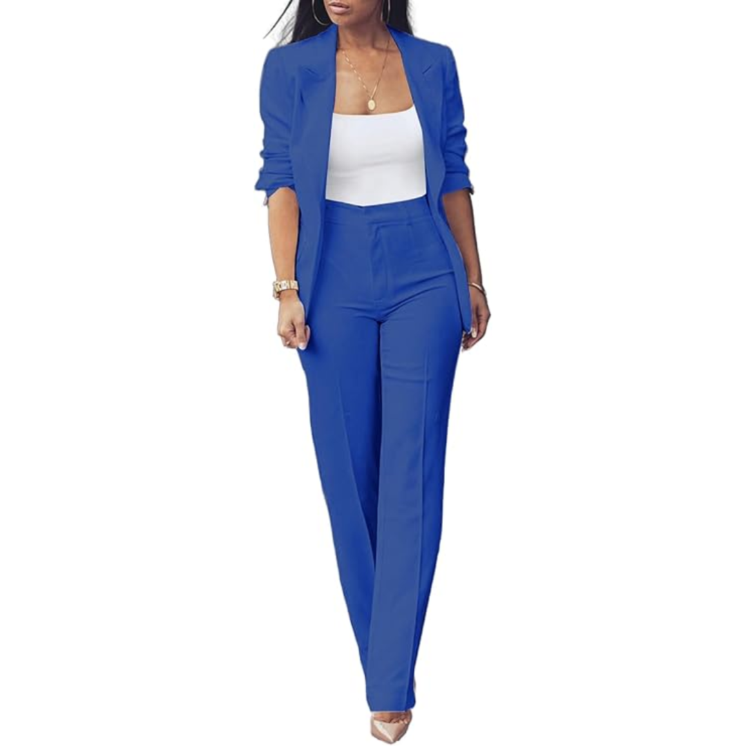 Frau in blauem Hosenanzug, weißem Top, eleganter Business-Look, Mode für Damen.