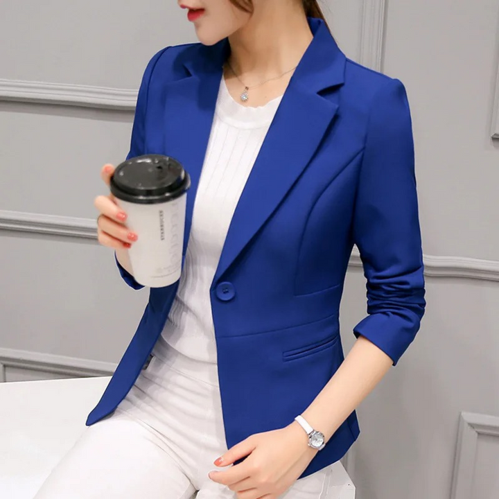 Frau in blauem Blazer mit Kaffeetasse, Büro-Outfit, eleganter Damenblazer, Business-Look.