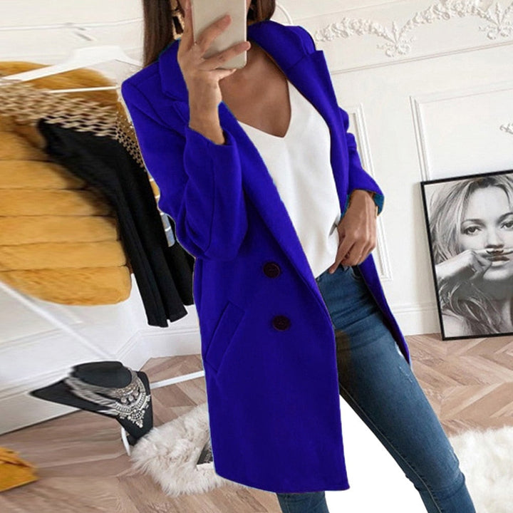 Frau im blauen Mantel, weißes Top, Jeans, modernes Wohnzimmer, Mode, Selfie.