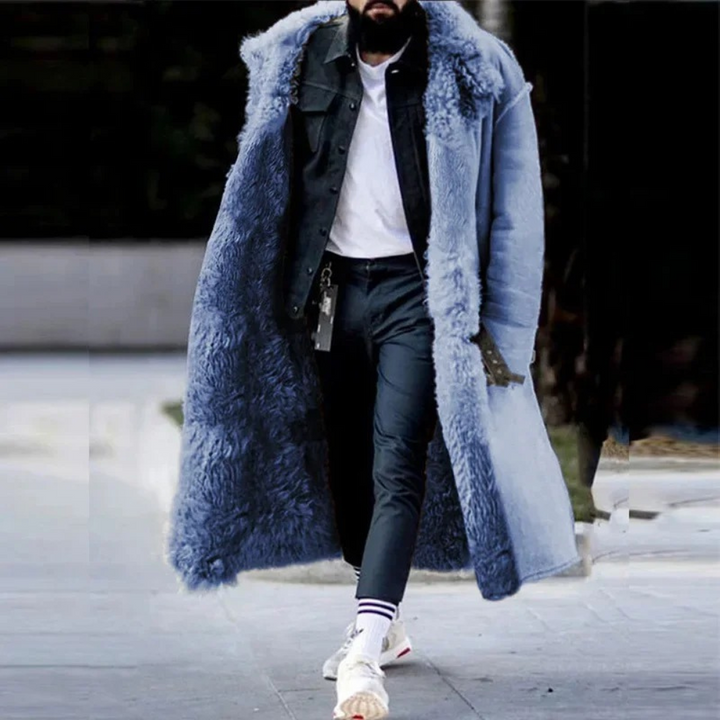 Mann in blauem Lammfellmantel, modisch, Wintermode, Herrenbekleidung, urbaner Stil