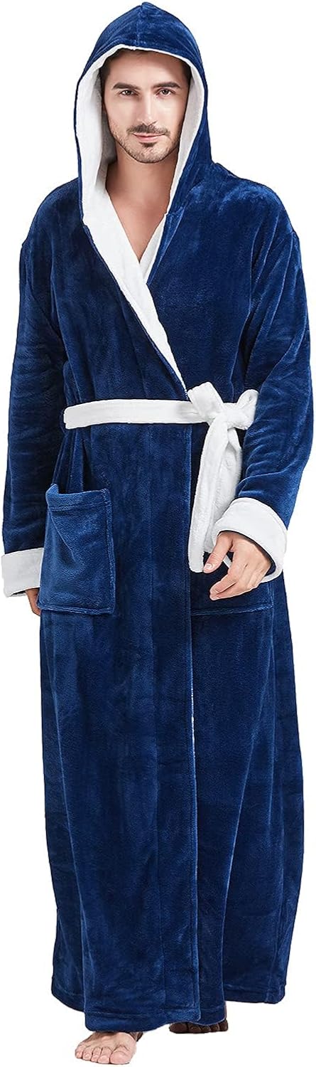 Mann im blauen Fleece-Bademantel mit Kapuze und Gürtel, gemütlich, warm, für Herren.