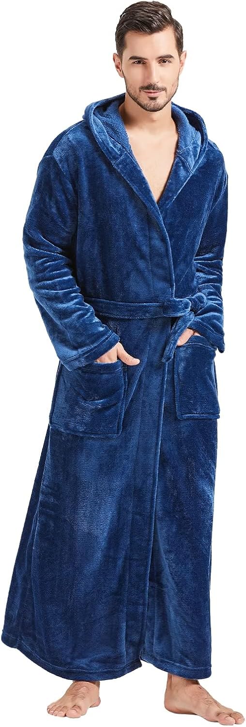 Mann im blauen Fleece-Bademantel mit Kapuze, Taschen und Gürtel, gemütliche Herrenbekleidung.