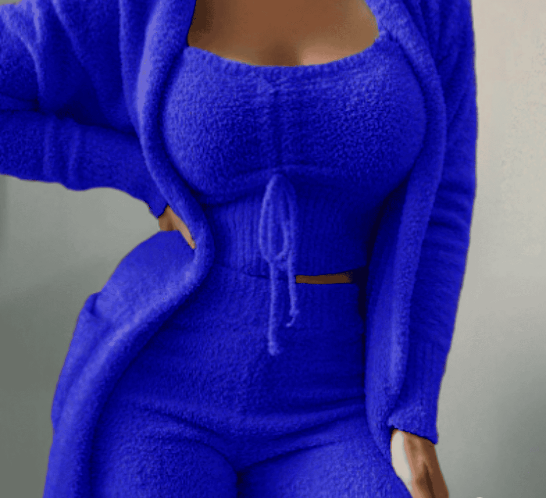 Frau in blauem Fleece-Set, bestehend aus Jacke, Top und Hose, modisch und bequem.