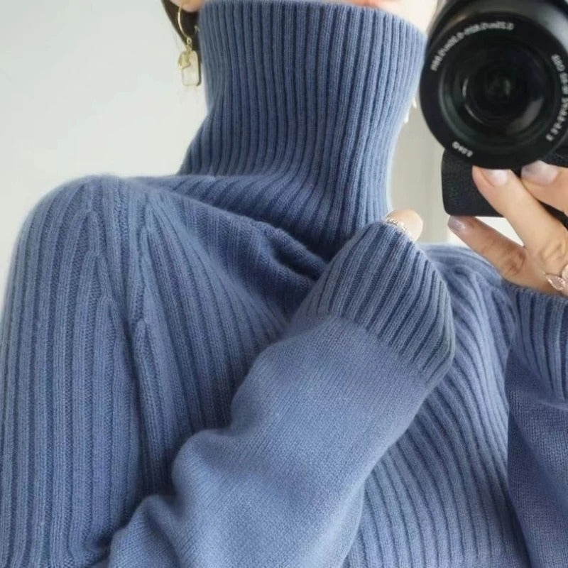 Frau in blauem Rollkragenpullover aus Strick, Nahaufnahme, modisch, gemütlich.