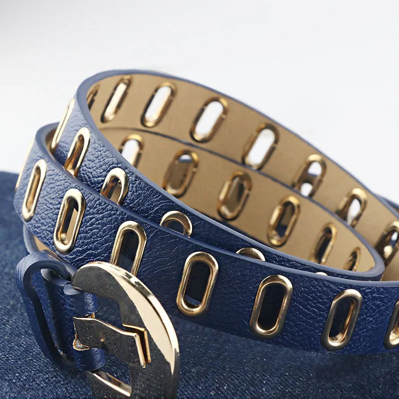 Blauer Ledergürtel mit goldenen Ösen, modisches Accessoire, hochwertig, elegant, Damenmode.