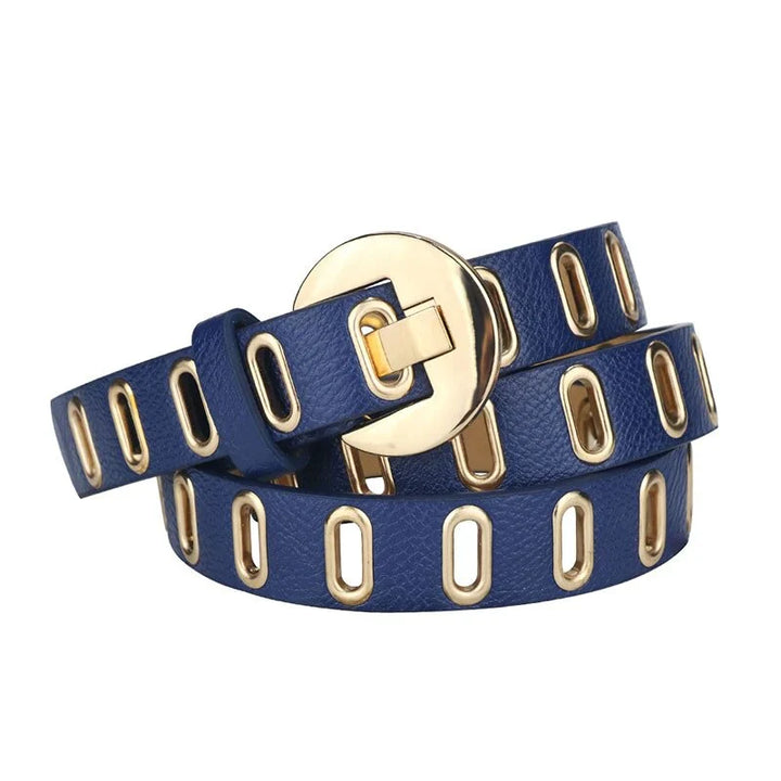 Blauer Ledergürtel mit goldener Schnalle und ovalen Ösen, modisches Accessoire für Damen.