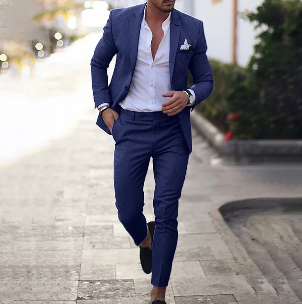 Herrenanzug blau, eleganter Blazer und Hose, Businessmode, stilvoll, modern, Freizeitlook