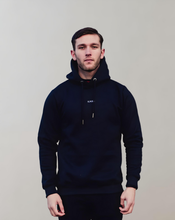 Mann trägt schwarzen Kapuzenpullover, KAS-Logo, lässige Mode, Herrenbekleidung.