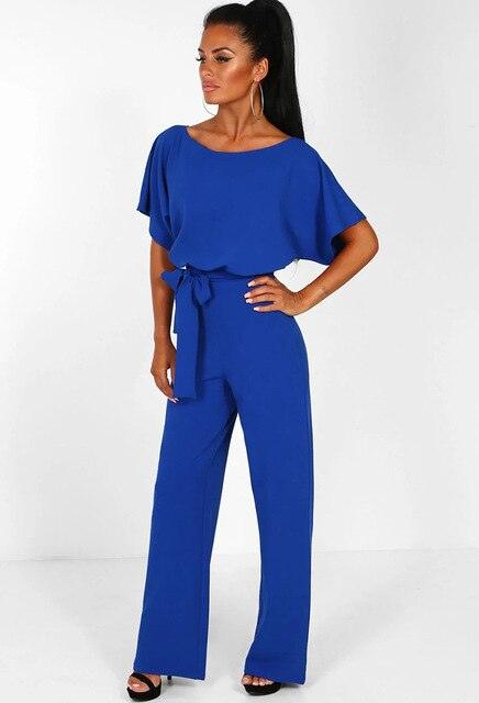 Frau in blauem Jumpsuit mit Gürtel, elegantes Design, modische Damenbekleidung.