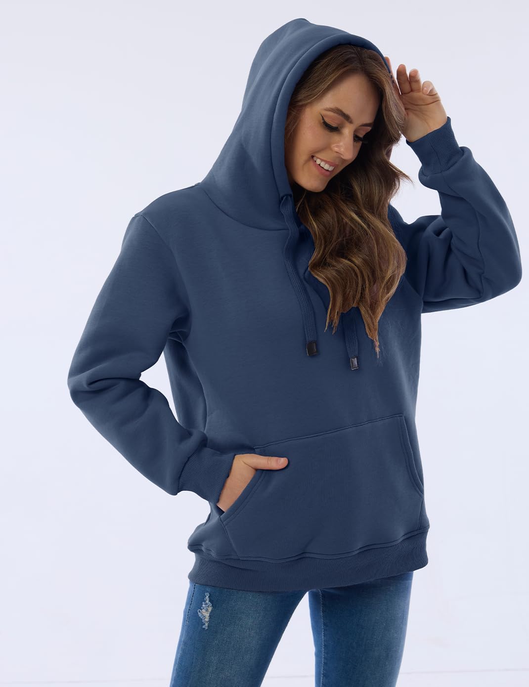 Frau in blauem Kapuzenpullover, lässig, bequem, modisch, Freizeitkleidung, Herbstmode.