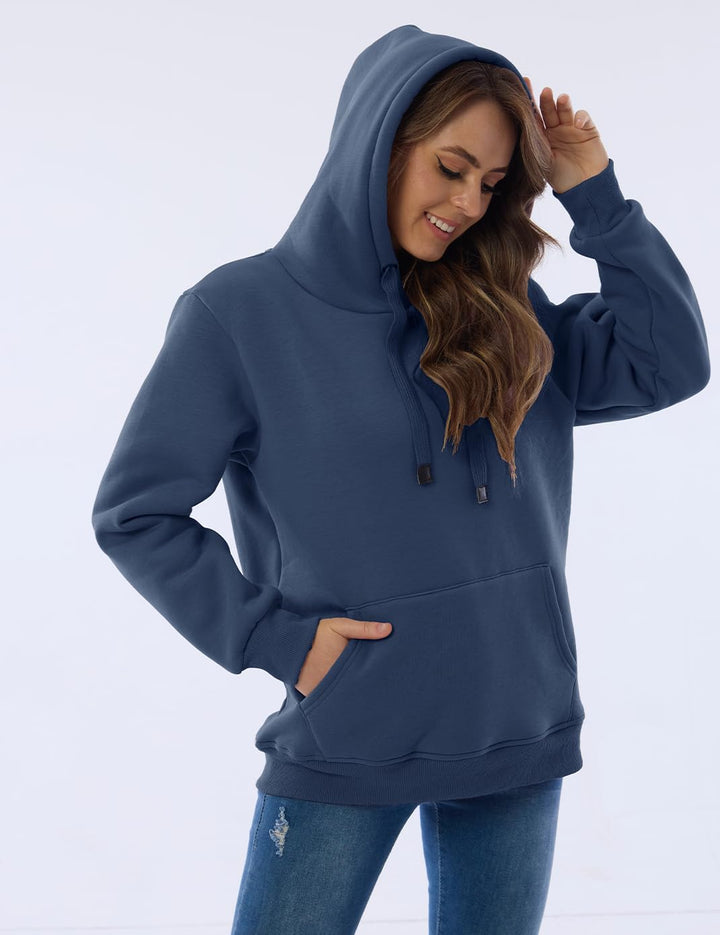 Frau in blauem Kapuzenpullover, lässig, bequem, modisch, Freizeitkleidung, Herbstmode.