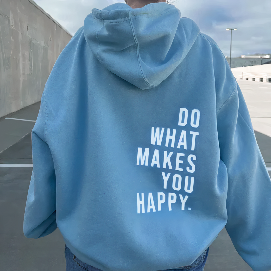 Blaue Kapuzenjacke mit weißem Schriftzug "Do What Makes You Happy" auf dem Rücken.