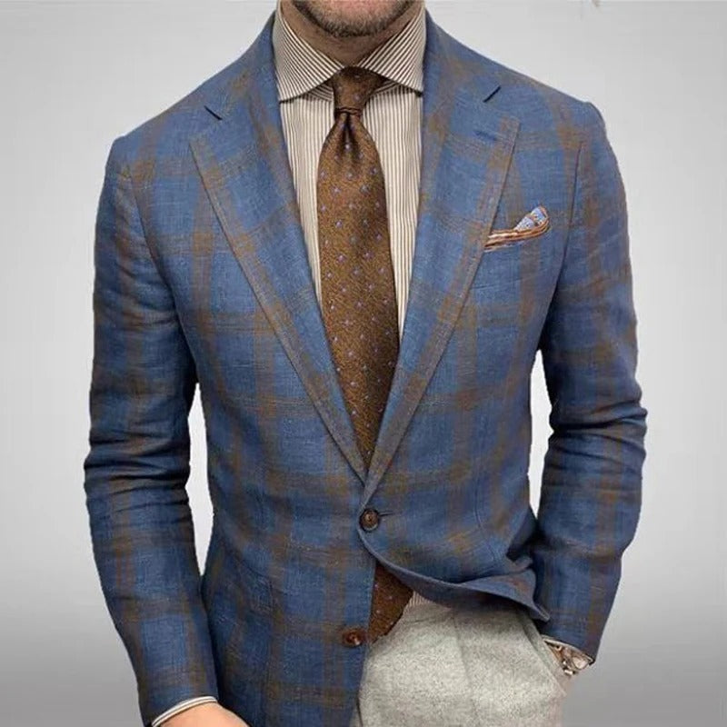 Mann im blauen karierten Anzug mit brauner Krawatte und Einstecktuch, elegantes Herrenoutfit.